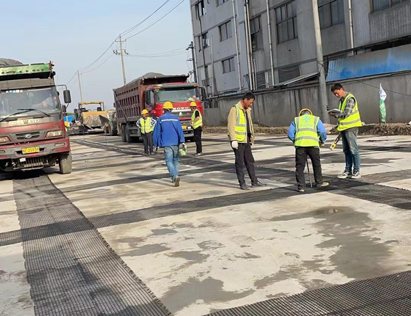 石碣镇老材料的新故事：玻璃纤维土工格栅如何在‘白改黑’浪潮中重获新生？